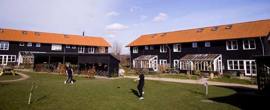 Munksøgård - gårdmiljø med drenge, der spiller fodbold