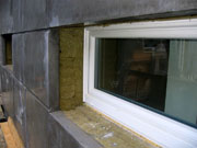 Tyk isolering og beton omkring vindue